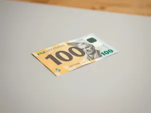 Ile waży banknot 100 zł? Oto odpowiedź!